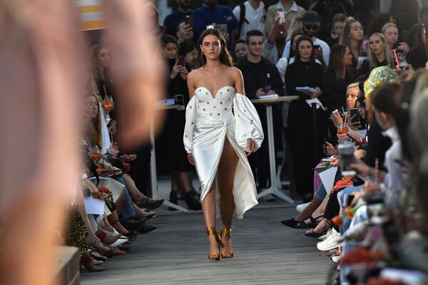 Modelo no desfile de Jonathan Simkhai na Semana da Moda de Sydney - Sputnik Brasil