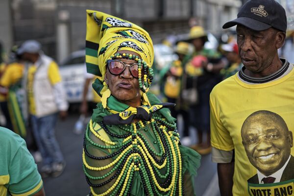 Apoiadores do Partido do Congresso Nacional Africano celebram a vitória do seu partido nas eleições parlamentares no centro de Joanesburgo, África do Sul - Sputnik Brasil