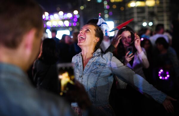 Fãs durante a transmissão da primeira semifinal do concurso internacional Eurovisão 2019, no complexo Eurovillage do Paque Charles Clore - Sputnik Brasil