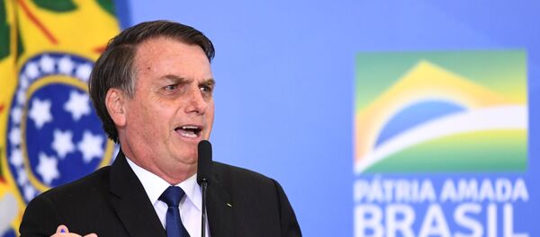 Presidente do Brasil, Jair Bolsonaro, durante cerimônia de assinatura do decreto que mudou regras sobre uso de armas e munições, no Palácio do Planalto, Brasília, 7 de maio 2019 - Sputnik Brasil