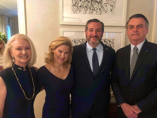 Senador republicano Ted Cruz ao lado do presidente brasileiro Jair Bolsonaro em Dallas, nos EUA - Sputnik Brasil