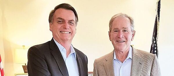 Presidente brasileiro Jair Bolsonaro ao lado do ex-presidente estadunidense George W. Bush em Dallas, nos EUA - Sputnik Brasil