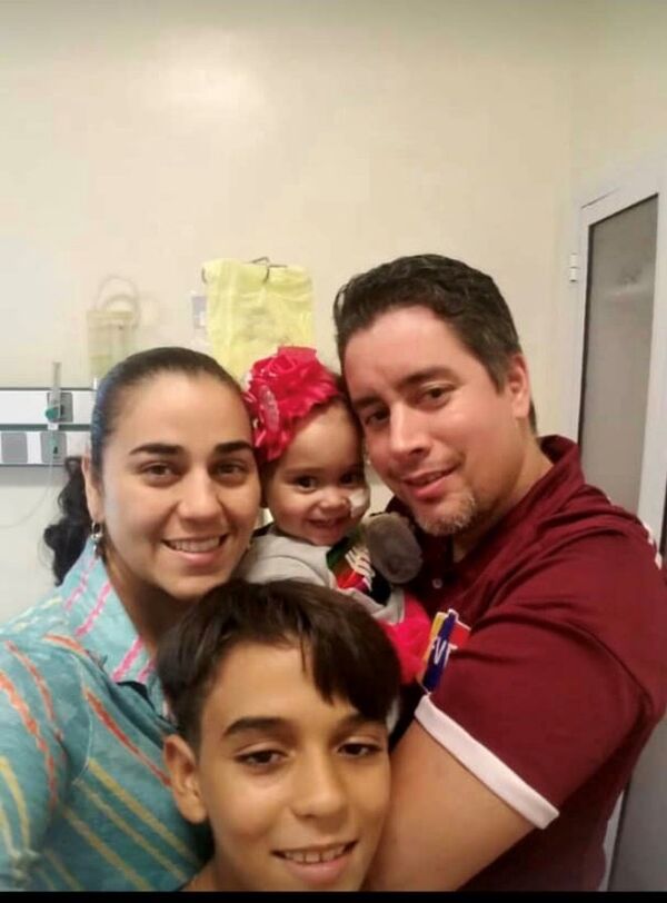 A família de Isabella teve que deixar tudo na Venezuela para viver em Buenos Aires e acompanhar a menina em um tratamento altamente complexo, realizado em Buenos Aires e financiado pela Venezuela - Sputnik Brasil