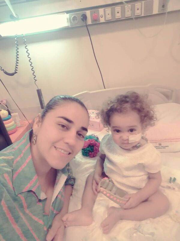 Yelibeth, mãe de Isabella, pôde doar parte de seu fígado à filha, mas a viabilidade do tratamento realizado na Argentina está em perigo porque os EUA congelaram as contas da Citgo, empresa estatal venezuelana que financiou tratamentos altamente complexos no exterior - Sputnik Brasil