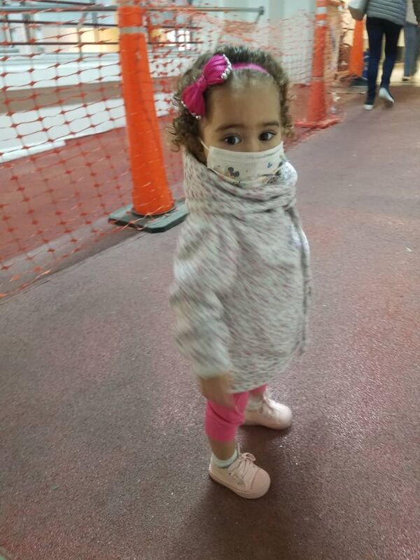 Isabella sofre de uma doença congênita que a obrigou a se submeter a um transplante de fígado, mas seu tratamento está ameaçado pelas sanções americanas contra a Venezuela - Sputnik Brasil