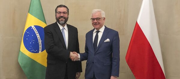Chanceler brasileiro Ernesto Araújo ao lado do ministro de Relações Exteriores da Polônia, Jacek Czaputowitcz, em Varsóvia - Sputnik Brasil
