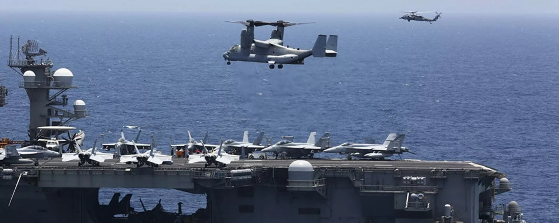 Aeronave militar multifunção MV-22 Osprey do Esquadrão Marine Medium Tiltrotor 264 se prepara para pousar no convés do porta-aviões USS Abraham Lincoln de classe Nimitz, durante as manobras em 17 de maio de 2019 - Sputnik Brasil, 1920, 14.02.2026