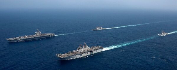 Grupo de ataque liderado pelo porta-aviões USS Abraham Lincoln e grupo de prontidão do navio de assalto anfíbio USS Kearsage dos EUA (imagem ilustrativa) - Sputnik Brasil