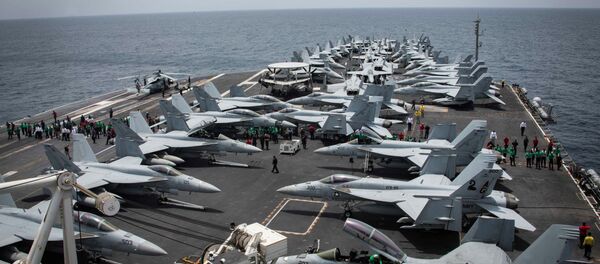 Convés do porta-aviões USS Abraham Lincoln durante as manobras em 17 de maio de 2019 Convés do porta-aviões USS Abraham Lincoln durante as manobras em 17 de maio de 2019 - Sputnik Brasil