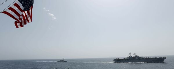 O navio de assalto anfíbio USS Kearsarge e o contratorpedeiro de mísseis guiados da classe Arleigh Burke, USS Bainbridge. - Sputnik Brasil