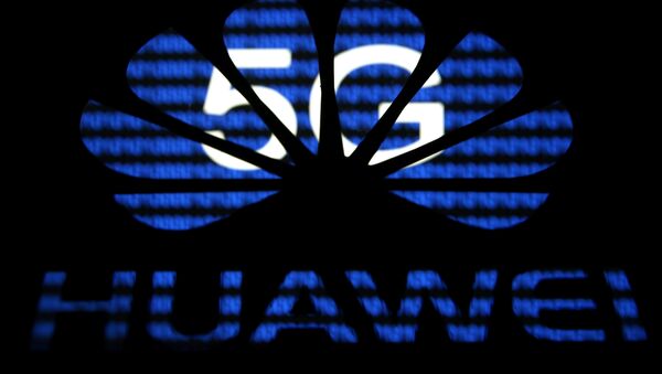Logo da Huawei sobreposto ao 5G. - Sputnik Brasil