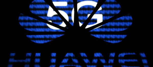 Logo da Huawei sobreposto ao 5G. - Sputnik Brasil