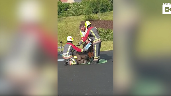 Bombeiros socorrem homem preso em brinquedo no Reino Unido - Sputnik Brasil