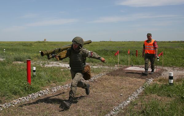 Militar com sistema portátil de lançamento de mísseis terra-ar Igla nas competições militares Céu Limpo 2019 - Sputnik Brasil