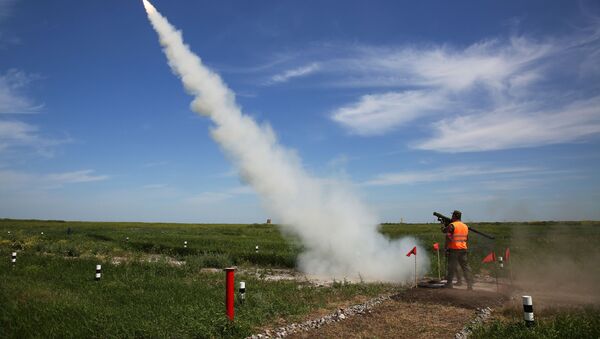 Militar dispara míssil terra-ar do sistema de lançamento portátil Igla nas competições militares Céu Limpo 2019 - Sputnik Brasil