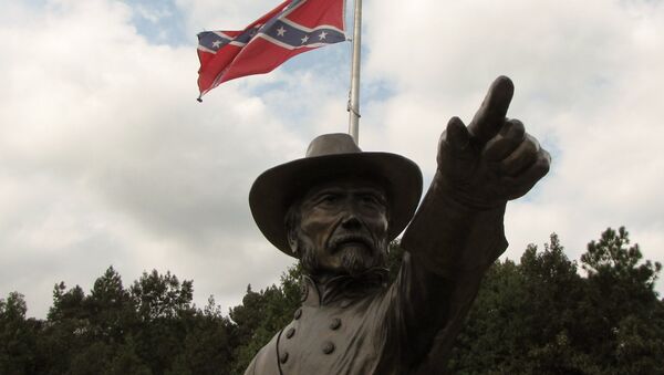 Monumento ao general Joseph Johnston com bandeira confederada - Sputnik Brasil