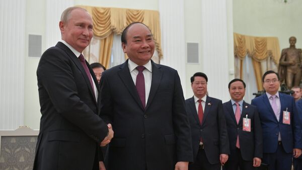 O presidente da Rússia, Vladimir Putin, e o primeiro-ministro do VIetnã, Nguyen Xuan Phuc. - Sputnik Brasil
