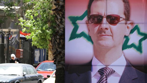 Pôster com um retrato do presidente sírio, Bashar Assad. - Sputnik Brasil