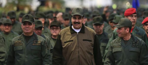 O presidente da Venezuela, Nicolás Maduro, acompanhado pelo ministro da Defesa, general Vladimir Padrino Lopez e pelo comandante das Operações Estratégicas, almirante Remigio Ceballos, chegam para um encontro com as tropas de Fort Tiuna, em Caracas. O presidente da Venezuela, Nicolás Maduro, acompanhado pelo ministro da Defesa, general Vladimir Padrino Lopez e pelo comandante das Operações Estratégicas, almirante Remigio Ceballos, chegam para um encontro com as tropas de Fort Tiuna, em Caracas. - Sputnik Brasil