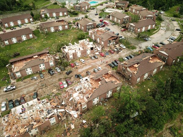 O que sobrou de uma rua em Jefferson City, capital do estado norte-americano de Missouri, após passagem de tornado - Sputnik Brasil