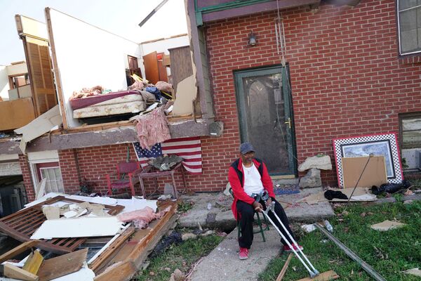 O que sobrou de uma rua em Jefferson City, capital do estado norte-americano de Missouri, após passagem de tornado - Sputnik Brasil