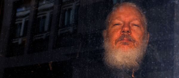 Fundador do WikiLeaks, Julian Assange, é visto saindo de delegacia em Londres - Sputnik Brasil
