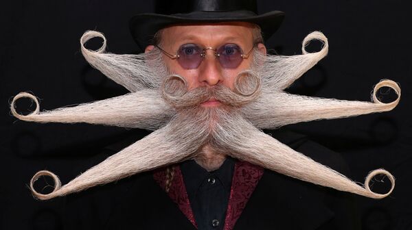 Homem posa para foto durante Campeonato Mundial de Barba e Bigode em Antuérpia, Bélgica, 18 de maio de 2019 - Sputnik Brasil