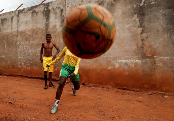 Gaelle Dule Asheri, de 17 anos, uma das primeiras garotas preparadas por treinadores profissionais da Academia Rails Foot de Camarões, em Yaoundé, Camarões, 3 de maio de 2019 - Sputnik Brasil