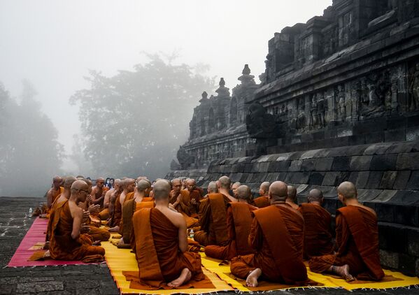 Monges budistas rezam na véspera do aniversário de Buda no templo de Borobudur em Magelang, província de Java Central, em 18 de maio de 2019 - Sputnik Brasil