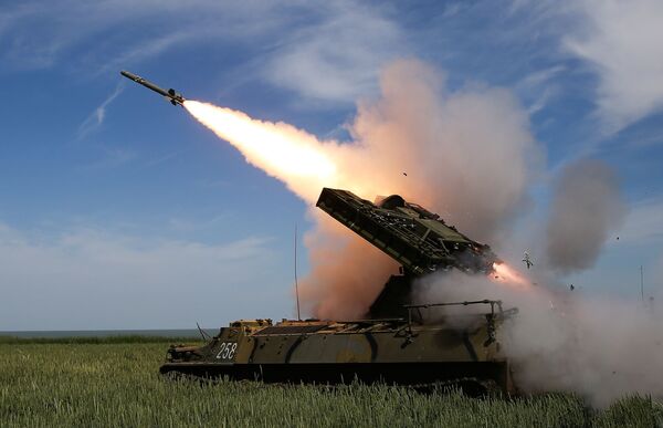 Disparos do sistema de mísseis antiaéreos Strela-10M3 em campo de treinamento na região de Krasnodar, Rússia - Sputnik Brasil