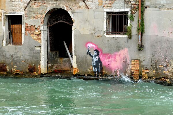 Pintura supostamente do artista Banksy retratando uma criança migrante em Veneza, Itália - Sputnik Brasil