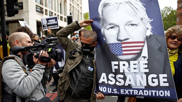 Manifestantes protestam do lado de fora do Tribunal de Magistrados de Westminster, onde o fundador do Wikileaks, Julian Assange, participava de uma audiência sobre o pedido de extradição para os EUA, em Londres. - Sputnik Brasil