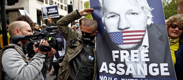 Manifestantes protestam do lado de fora do Tribunal de Magistrados de Westminster, onde o fundador do Wikileaks, Julian Assange, participava de uma audiência sobre o pedido de extradição para os EUA, em Londres. - Sputnik Brasil