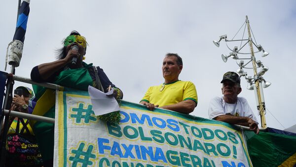 Manifestante grita palavras de ordem em cima de um trio na Praia de Copacabana, no posto 4. - Sputnik Brasil