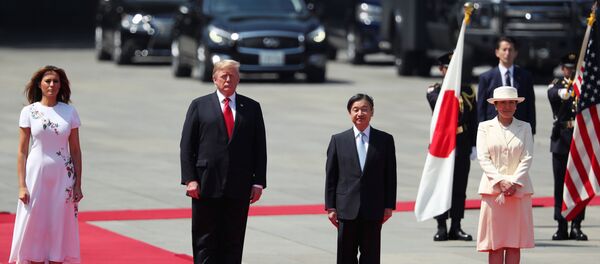 U.S. President Donald Trump and first lady Melania Trump stand next to Japan's Emperor Naruhito and Empress Masako at the Imperial Palace in Tokyo, Japan May 27, 2019. REUTERS/Jonathan Ernst - Sputnik Brasil