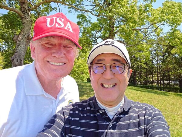 O presidente americano Donald Trump e o primeiro-ministro japonês Shinzo Abe tiram selfies no Mobara Golf Club, na província japonesa de Tiba - Sputnik Brasil