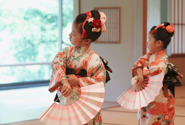 Meninas cantam dança folclórica japonesa perante Melania Trump e Akie Abe no Palácio Akasaka em Tóquio - Sputnik Brasil