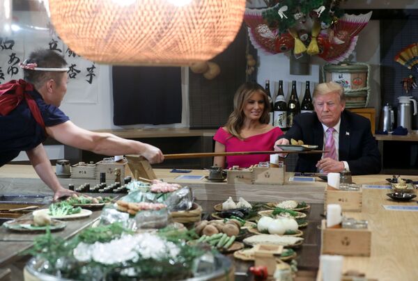 Donald Trump e Melania Trump em um jantar com o primeiro-ministro japonês - Sputnik Brasil