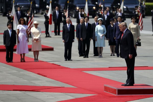 Donald Trump e Melanie Trump na cerimônia de boas-vindas no Palácio Imperial em Tóquio - Sputnik Brasil