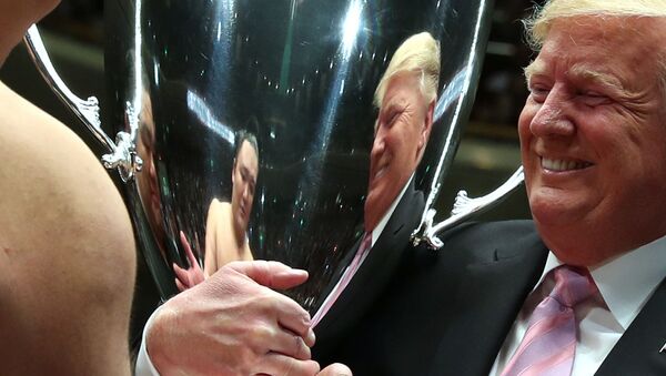 Presidente dos EUA, Donald Trump, na cerimônia de premiação no Torneio Grande Sumô de Verão em Tóquio - Sputnik Brasil