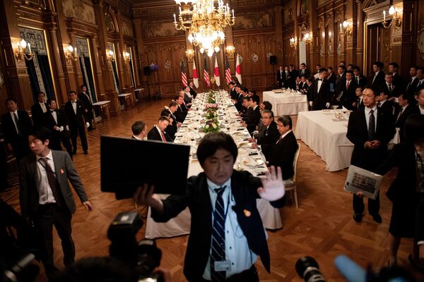 O presidente americano Donald Trump e sua esposa em um jantar com o primeiro-ministro japonês Shinzo Abe em Tóquio - Sputnik Brasil