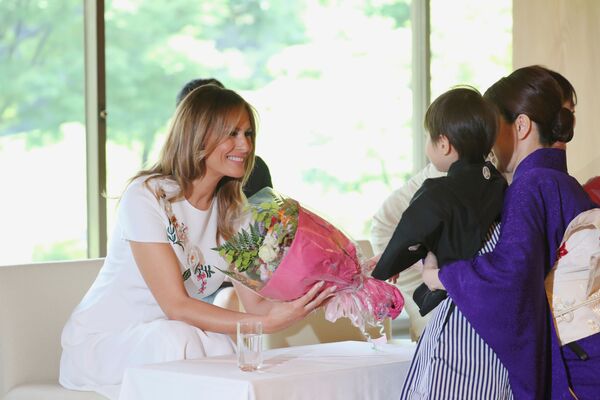Primeira-dama dos EUA, Melania Trump, recebe um buquê durante a visita política a Tóquio - Sputnik Brasil