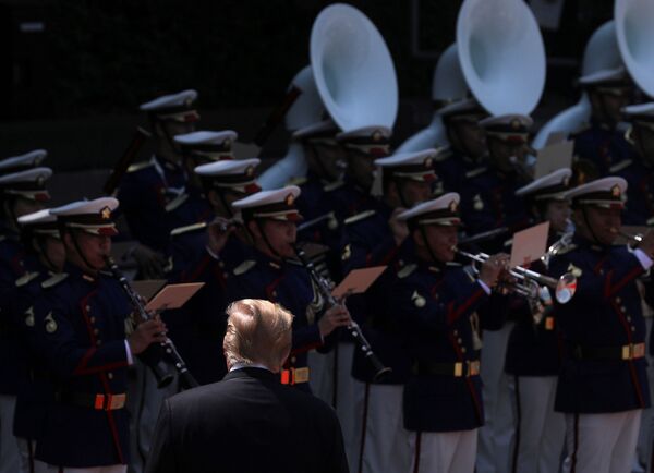 Donald Trump inspeciona a guarda de honra no Palácio Imperial em Tóquio - Sputnik Brasil