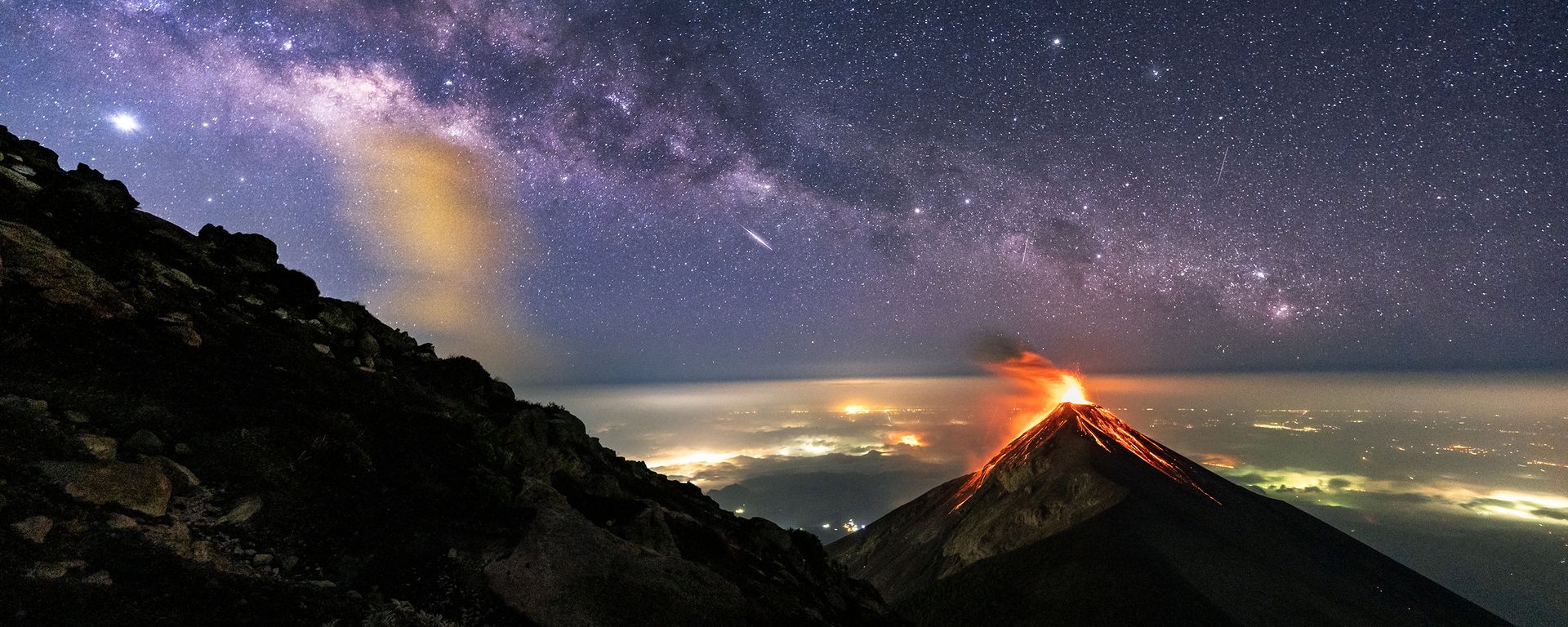 Imagem mostra vulcão em erupção sob a Via Láctea, Guatemala, 27 de maio de 2019 - Sputnik Brasil, 1920, 18.08.2026