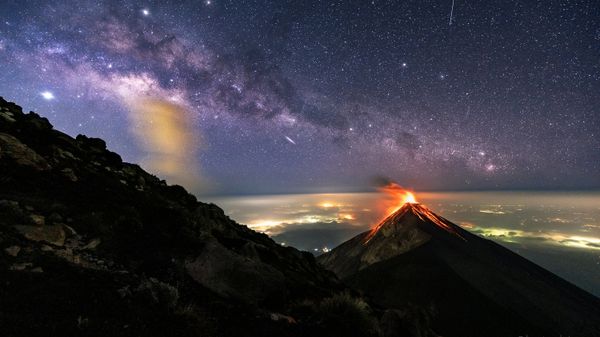 Imagem mostra vulcão em erupção sob a Via Láctea, Guatemala, 27 de maio de 2019 - Sputnik Brasil