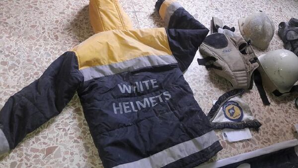 Uniformes dos Capacetes Brancos são encontrados durante busca na sede de terroristas em Ghouta Oriental. - Sputnik Brasil