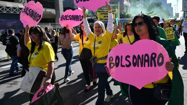 Apoiadores do presidente brasileiro Jair Bolsonaro caminham pela Avenida Paulista em defesa do governo atual, São Paulo, 26 de maio de 2019 - Sputnik Brasil