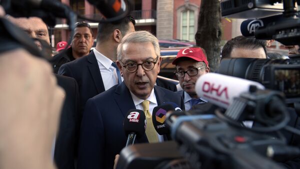 (File) Turkish Ambassador Serdar Kilic, center, speaks to reporters and supporters near the White House in Washington, Monday, May 15, 2017 - Sputnik Brasil