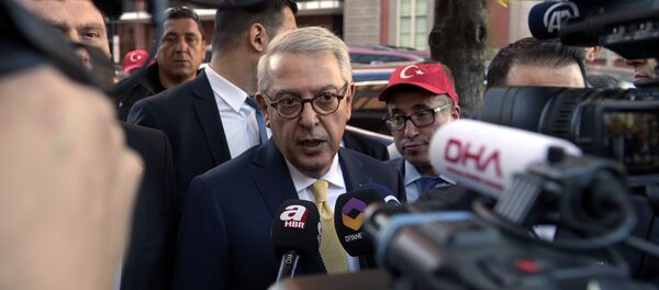 (File) Turkish Ambassador Serdar Kilic, center, speaks to reporters and supporters near the White House in Washington, Monday, May 15, 2017 - Sputnik Brasil