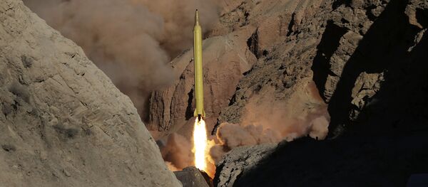 Míssil balístico de longo alcance Qadr H é disparado pela Guarda Revolucionária do Irã durante manobra no Irã, 9 de março de 2016 (imagem de arquivo) - Sputnik Brasil